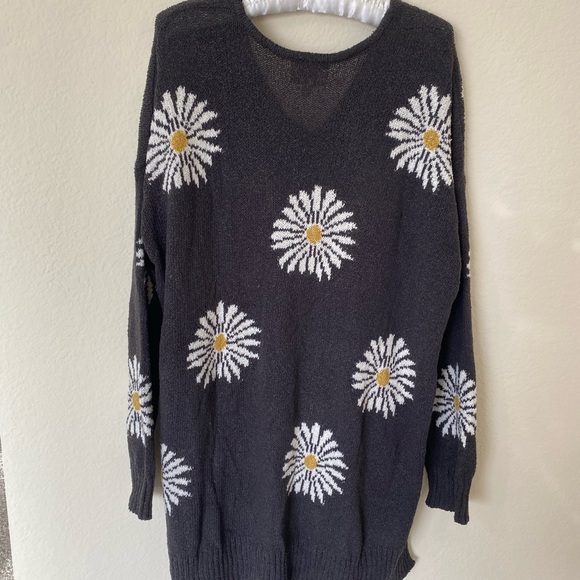Show Me You MuMu Hug Me Sweater Daisy Love Knit - Picture 7 of 7